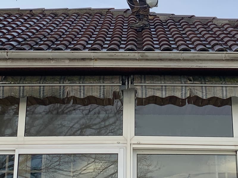 Application d'un traitement hydrofuge au pulvérisateur sur une toiture en tuiles après démoussage
