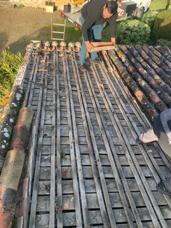 Chantier de dépose de couverture avec accès par nacelle élévatrice réalisé par TLP Rénove
