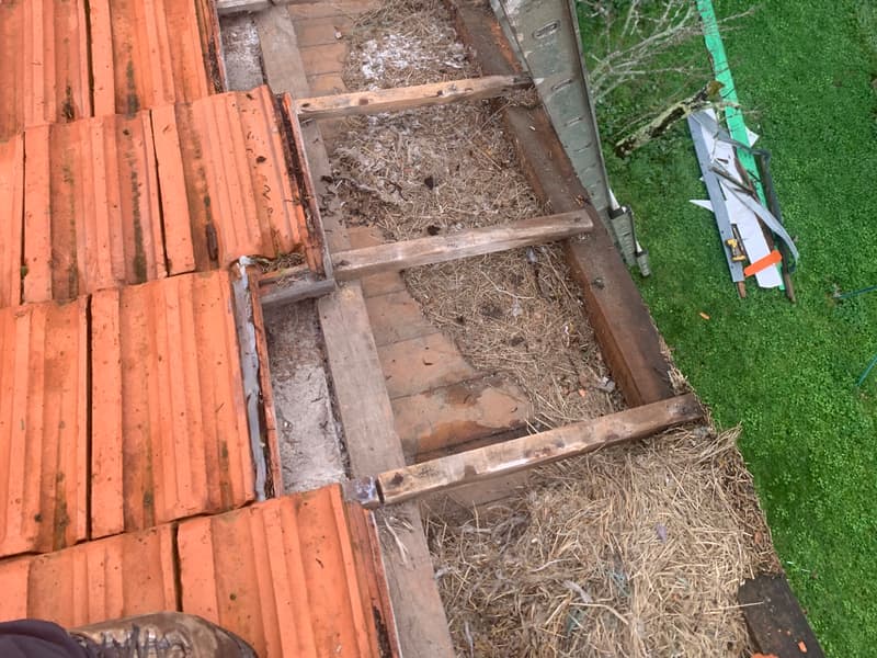 Chevrons et voligeage mis à nu lors de la rénovation d'une charpente traditionnelle périgourdine
