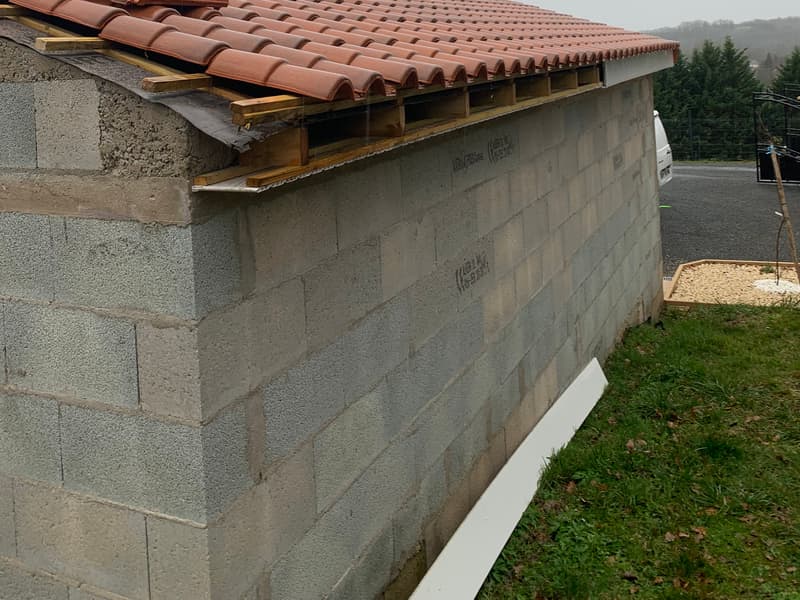 Couverture neuve en tuiles posée sur chevrons apparents lors d'une extension en Dordogne