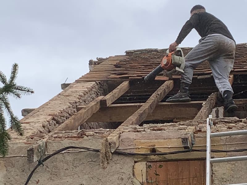 Dépose d'une charpente traditionnelle en bois à la tronçonneuse lors d'une rénovation en Périgord Noir
