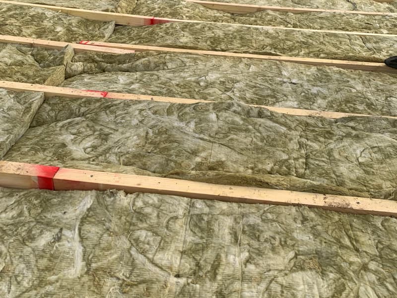 Isolation des rampants de toiture en laine de roche posée entre chevrons par TLP Rénove