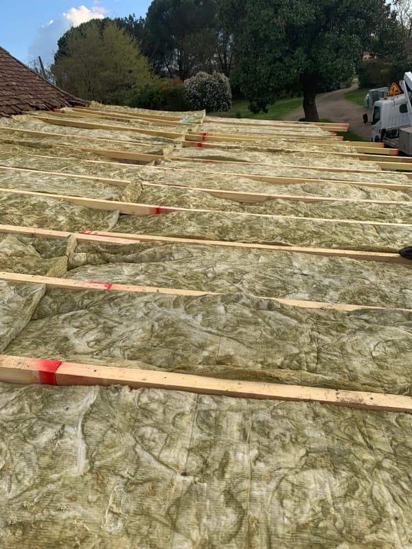 Isolation des rampants de toiture en laine de roche posée entre chevrons par TLP Rénove