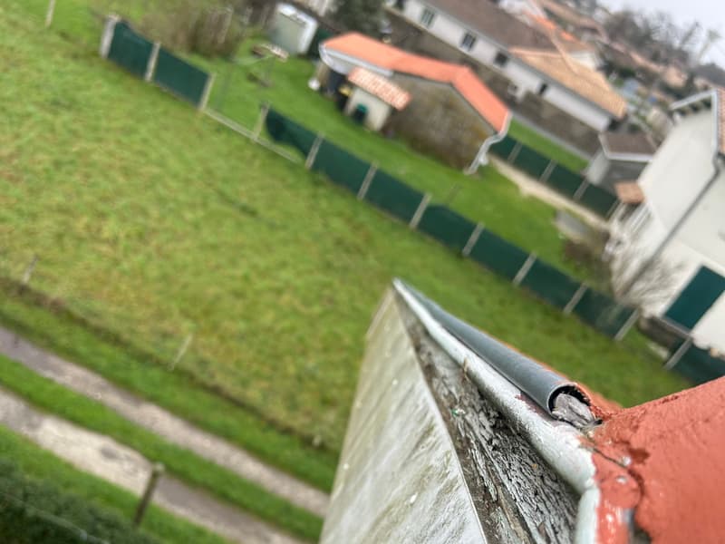 Planche de rive dégradée et gouttière vétuste à l'origine d'infiltrations sur une toiture en Dordogne