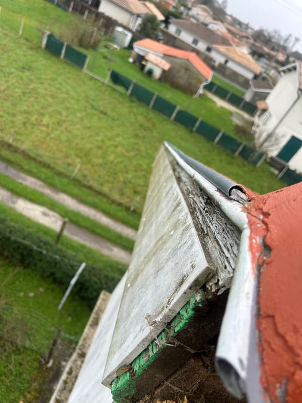 Planche de rive dégradée et gouttière vétuste à l'origine d'infiltrations sur une toiture en Dordogne