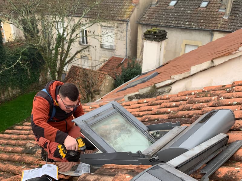 Pose d'une fenêtre de toit sur une couverture en tuiles par un couvreur TLP Rénove à Sarlat