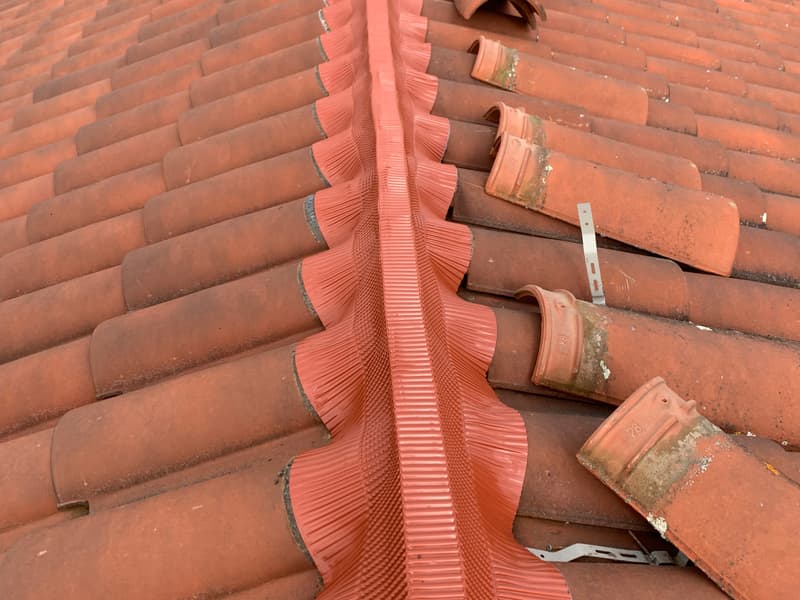Réfection d'un faîtage avec closoir ventilé et tuiles faîtières sur une toiture périgourdine