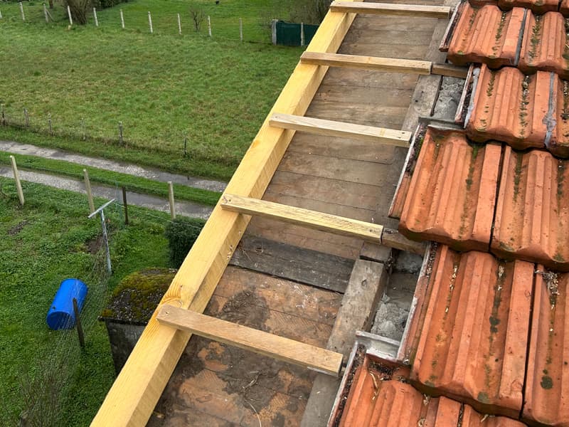 Renforcement d'une charpente par la pose de chevrons neufs sur voligeage existant - TLP Rénove