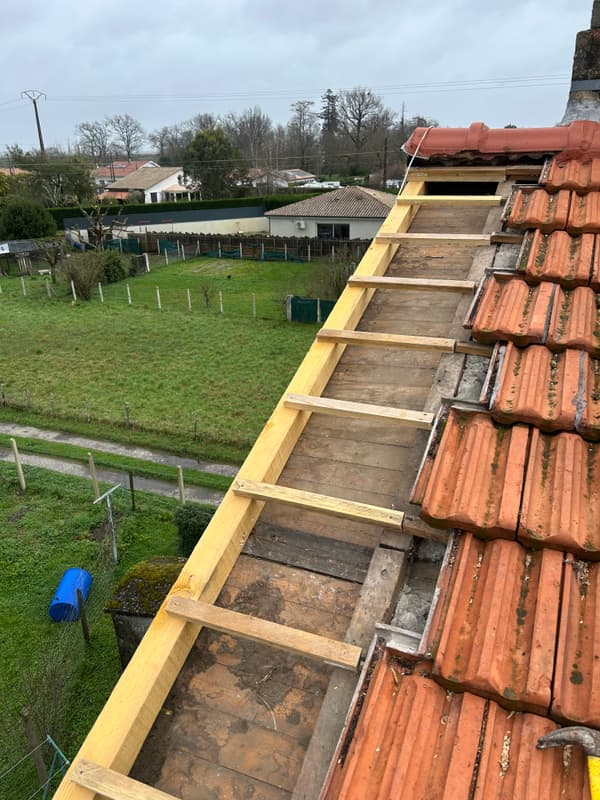 Renforcement d'une charpente par la pose de chevrons neufs sur voligeage existant - TLP Rénove