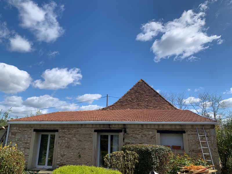 Toiture en tuiles canal entièrement rénovée sur une maison périgourdine en pierre à Sarlat-la-Canéda - TLP Rénove
