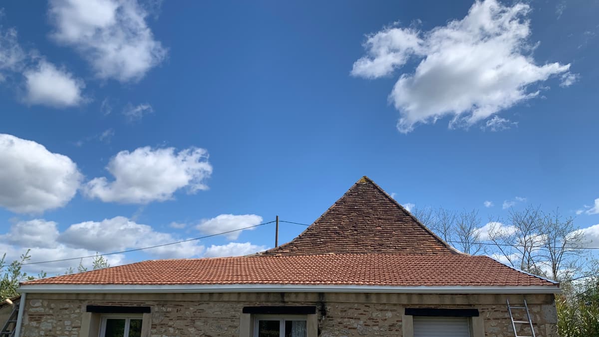 Toiture en tuiles canal entièrement rénovée sur une maison périgourdine en pierre à Sarlat-la-Canéda - TLP Rénove