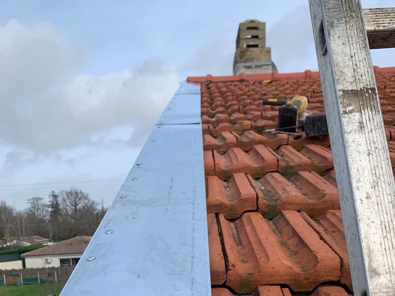Pose d'une bande de zinc-titane en zinguerie sur une toiture en tuiles à Sarlat - TLP Rénove