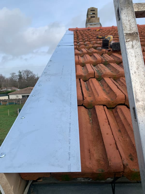 Pose d'une bande de zinc-titane en zinguerie sur une toiture en tuiles à Sarlat - TLP Rénove